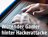 Hände auf Tastatur