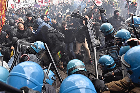 © APA/AP/ANSA/Maurizio Degl'Innocenti Demonstranten in Florenz