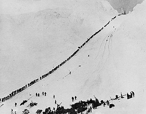 Goldsucher überqueren den Chilkoot Pass zwischen Alaska und dem kanadischen British Columbia