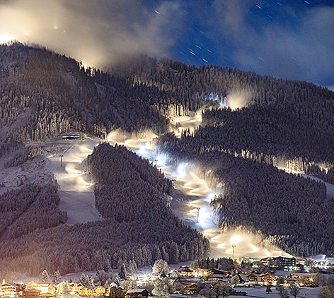 © picturedesk.com/Martin Huber Nächtliche Beschneiung des Skiberges Hochwurzen