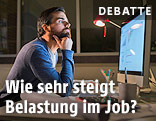 Ein Mann sitzt nachts vor einem Computerbildschirm