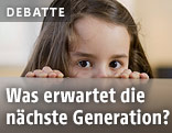 Kind blickt über einen Tisch