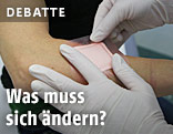 &Auml;rztin behandelt Patientin