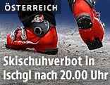 Ein Mensch geht mit Skischuhen auf der Straße