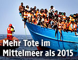 Boot mit Flüchtlingen im Mittelmeer