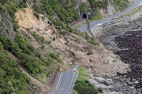 © APA/AP/New Zealand Herald/Mark Mitchell Verschüttete Straße