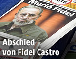 Zeitungen mit der Todesmeldung von Fidel Castro