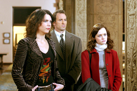 © picturedesk.com/Warner Bros/Everett Collection Scott Patterson, Alexis Bledel und Lauren Graham in "Gilmore Girls" (Staffel 5)