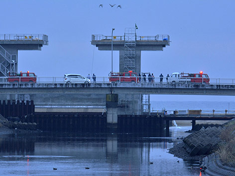 © APA/AP/Kyodo News Feuerwehrmänner überprüfen den Wasserpegel