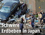 Zerstörte Autos und Trümmer nach dem Erdbeben in Japan, 2011