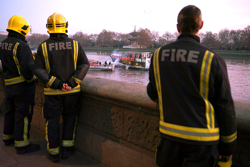 © APA/AFP/Niklas Hallen Feuer auf einem Boot