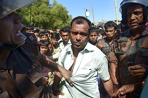 © APA/AFP/Munir Uz Zaman Rohingya wird von Grenzbeamten aufgegriffen