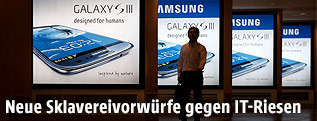 Silhouette vor Samsung Werbeplakaten