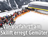 Warteschlange vor Skilift