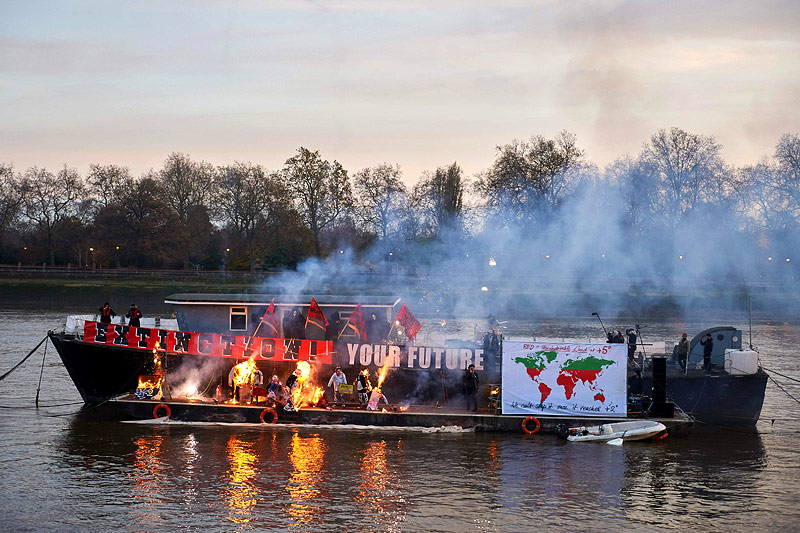 © APA/AFP/George Ourfalian Feuer auf einem Boot