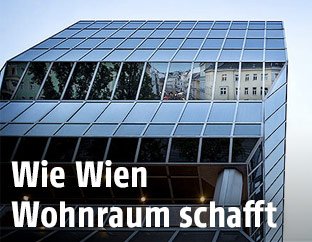 Gebäude spiegeln sich in der Fassade des Franz-Josefs-Bahnhofs