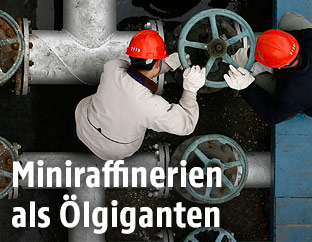 Arbeiter in einer Ölraffinerie in China