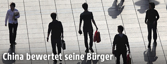 Menschen auf der Stra&szlig;e in Schanghai