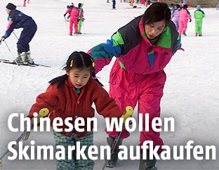 Chinesisches Mädchen lernt Ski zu fahren