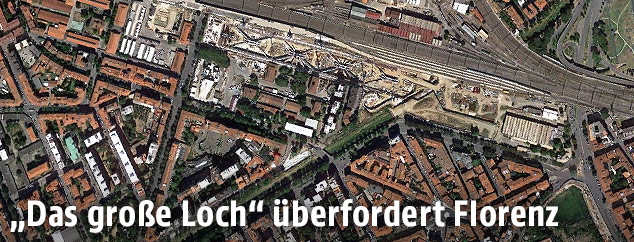 Luftaufnahme der Baustelle des Bahnhofs Firenze Belfiore in Florenz
