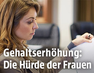 Frau hält Zettel