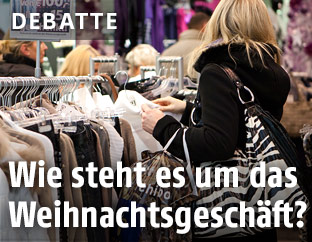 Frau beim Einkaufen von Kleidung