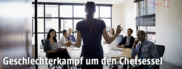 Frau steht in einem Konferenzraum