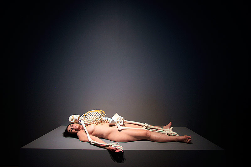 Ein Performer bei "Nude with Skeleton" von Marina Abramovic