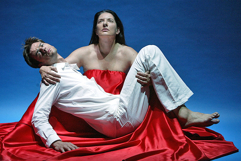 Marina Abramovic performt in "The Biography Remix"