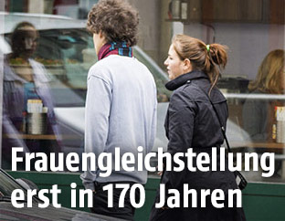 Straßenszene mit einer jungen Frau und einem Mann