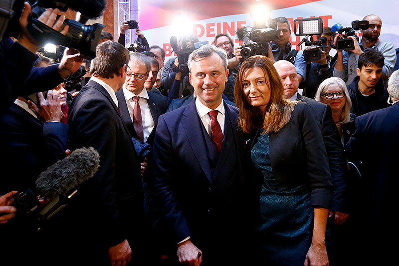 © Reuters/Leonhard Foeger Norbert Hofer bei seiner Wahlkampfabschlussveranstaltung mit Ehefrau Verena