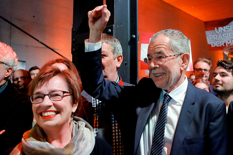 © Reuters/Heinz-Peter Bader Alexander van der Bellen bei seiner Wahlkampfabschlussveranstaltung mit Ehefrau Doris Schmidauer