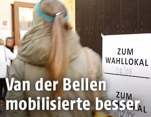 Frau auf dem Weg zum Wahllokal