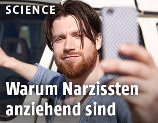 Mann nimmt Selfie auf