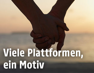 Pärchen hält sich an der Hand
