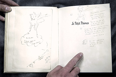 © APA/AFP/Philippe Lopez Exemplar der Originalausgabe des Erfolgsbuches „Der kleine Prinz“ von Antoine Saint-Exupery