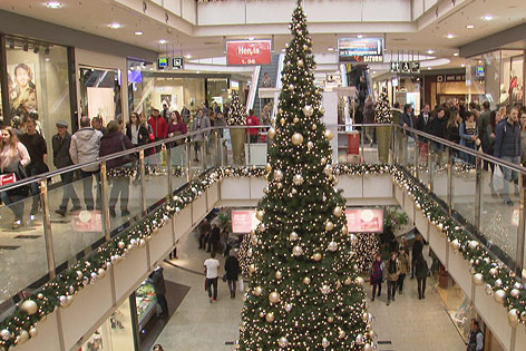 © ORF Weihnachtlich geschmücktes Einkaufszentrum in Klagenfurt