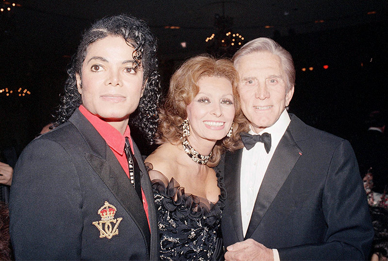 © APA/AP/Bob Galbraith Michael Jackson, Sophia Loren und Kirk Douglas