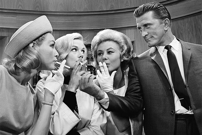 © APA/AP/Don Brinn Julie Newmar, Leslie Parrish and Mitzi Gaynor und Kirk Douglas