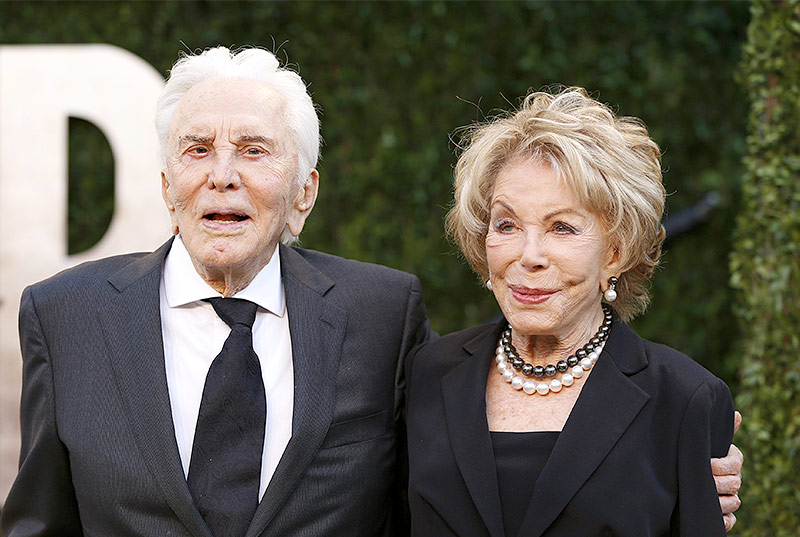 © Reuters/Danny Moloshok Kirk Douglas und Ehefrau Ann Buydens