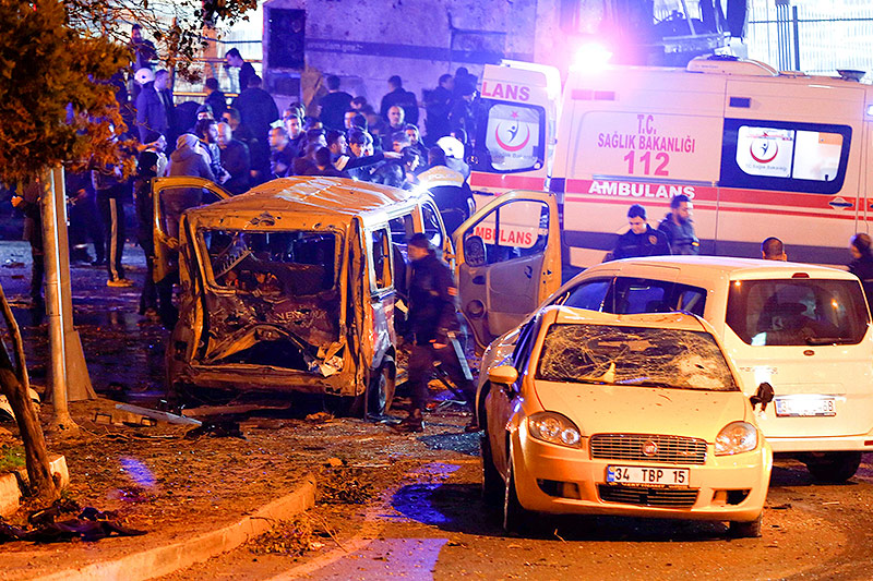 © Reuters/Murad Sezer Ausgebranntes Auto nach Explosion in Istanbul
