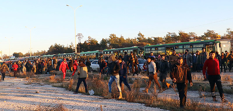 Menschen aus Aleppo steigen aus den Bussen