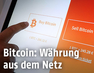 Person kauft Bitcoins an einem Automaten