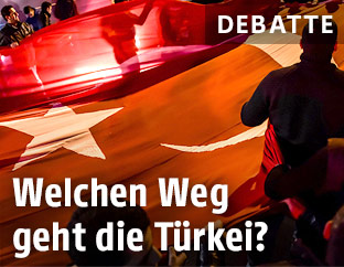 Türkische Fahne bei einer Demonstration