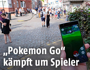 Auf Smartphone wird Pokemon Go gespielt