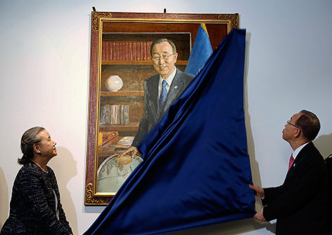 © APA/AP/Seth Wenig UNO-Generalsekretär Ban Ki-Moon enthüllt sein Portrait
