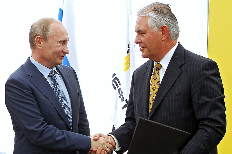 © APA/AP/RIA-Novosti/Mikhail Klimentyev Archibvbild aus dem Jahr 2012 zeigt Russlands Präsident Wladimir Putin und ExxonMobil-Chef Rex Tillerson