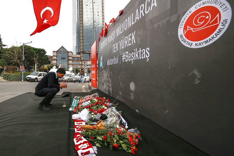 © APA/AP/Emrah Gurel Blumen am Anschlagsort in Istanbul