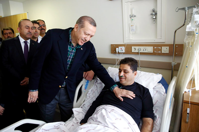 © APA/AFP/Pressedienst der türkischen Präsidentschat/Adem Altan Türkischer Präsident Erdogan beim Besuch im Krankenhaus