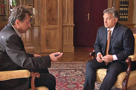 ORF-Korrespondent Ernst Gelegs und der ungarische Premierminister Viktor Orban